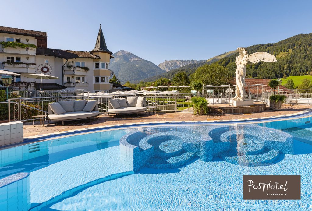 Hotelpool mit Bergblick
