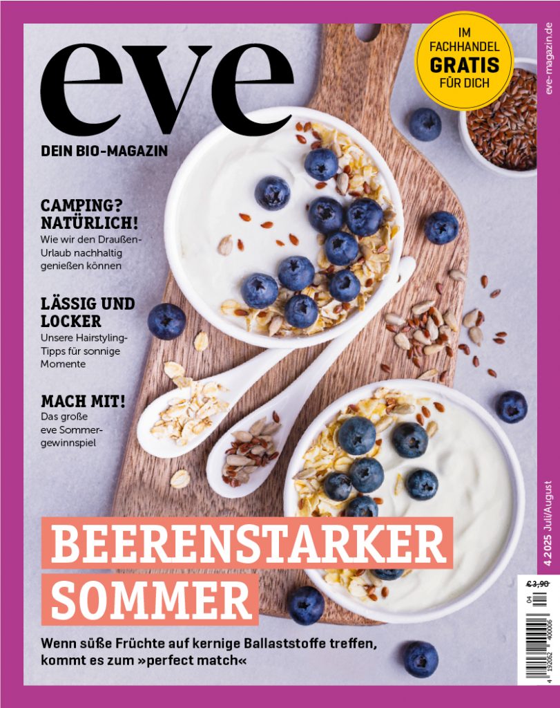 Müslischalen mit Joghurt und Blaubeeren auf Holzbrett