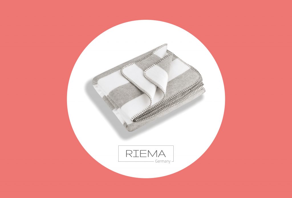 Gefaltete gestreifte Decke von RIEMA Germany in Weiß und Grau mit Zierstichkante