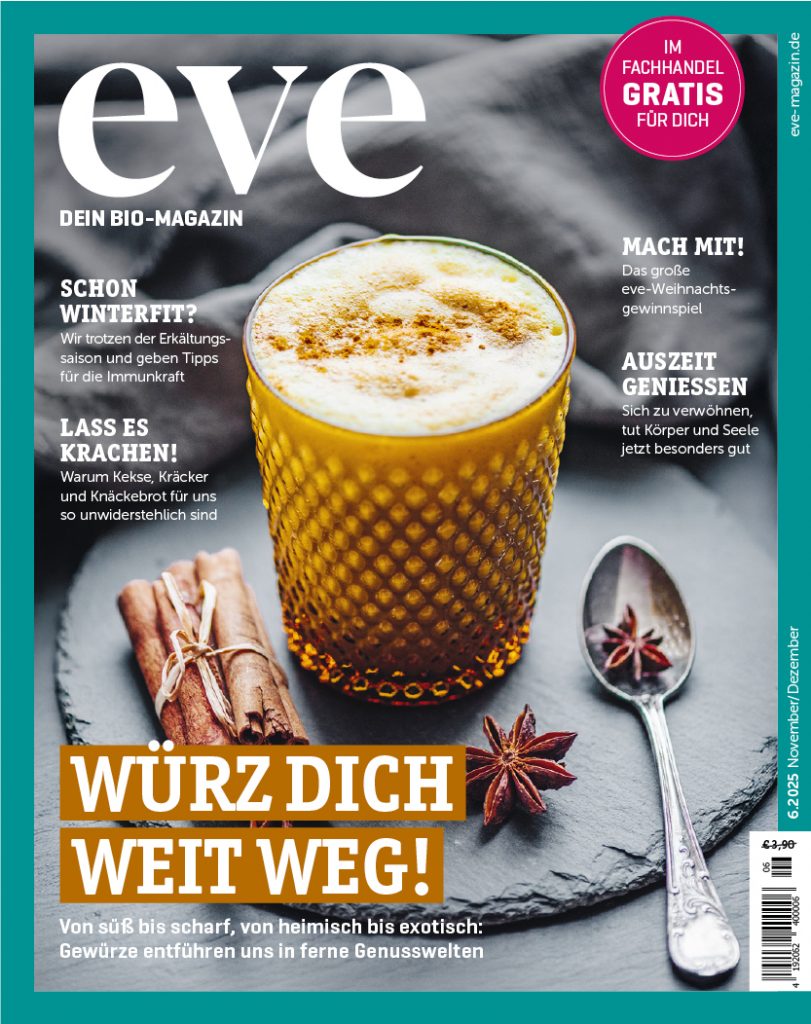 Cover von "eve – DEIN BIO-MAGAZIN" 6/25: "Würz dich weit weg!" mit Kurkuma Latte