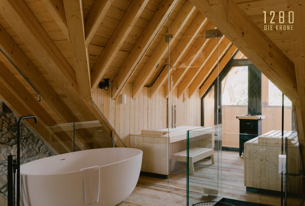 Hotelzimmer in Dachgeschoss mit freistehender Badewanne