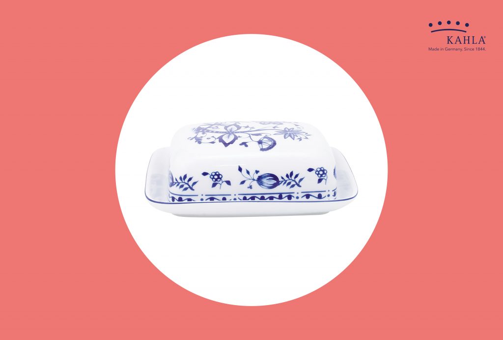 Porzellan-Butterdose auf weißem Grund mit rotem Rahmen und Logo von Kahla