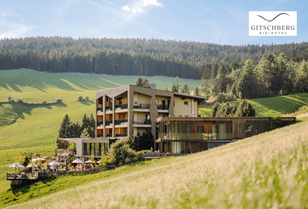 Außenansicht Biohotel Gitschberg in grüner Landschaft