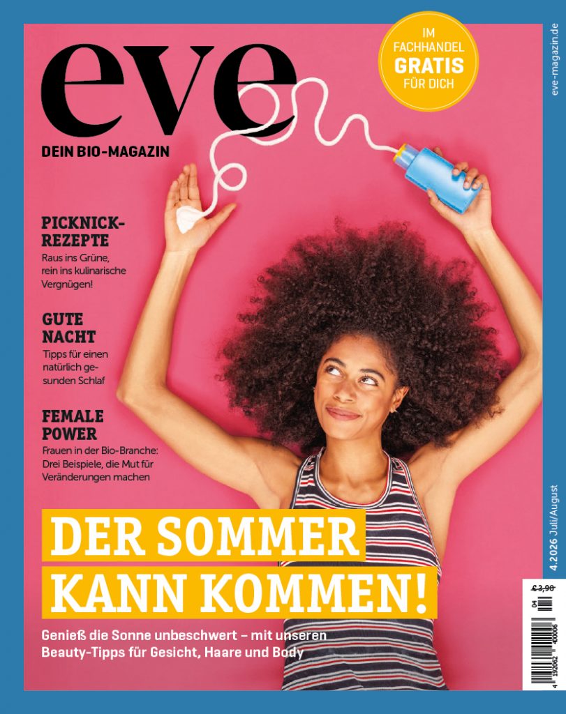 Titelansicht Magazin eve. Lockige Frau mit Sonnencreme auf pinkem Grund.
