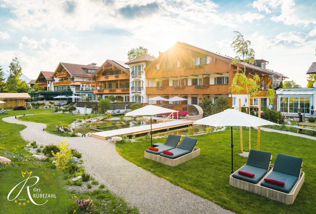 Hotelaußenansicht das Rübezahl mit Liegeflächen, Schirmen und Teich
