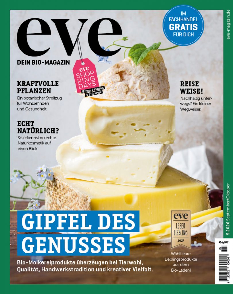 Cover des Bio-Magazins ‚eve‘ mit gestapelten Käselaiben. Titelthema: ‚Gipfel des Genusses‘ über Bio-Molkereiprodukte